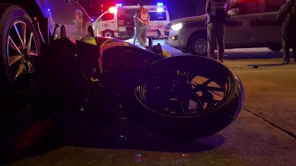 “ส.ต.อ.” ขี่บิ๊กไบค์เสียหลักชนแบริเออร์ดับ เพื่อนสาวสาหัส เร่งตรวจวงจรปิด