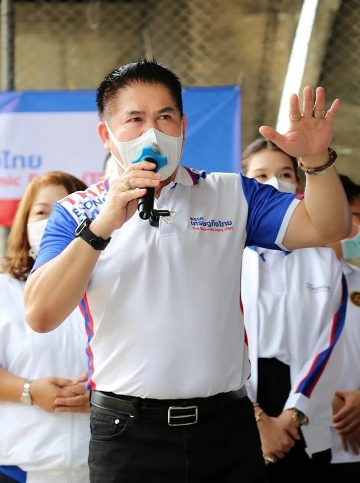 ร.อ.ธรรมนัส พรหมเผ่า  อดีตหัวหน้าพรรคเศรษฐกิจไทย กับการตัดสินใจทางการเมืองหลังเอเปคเช่นกัน 