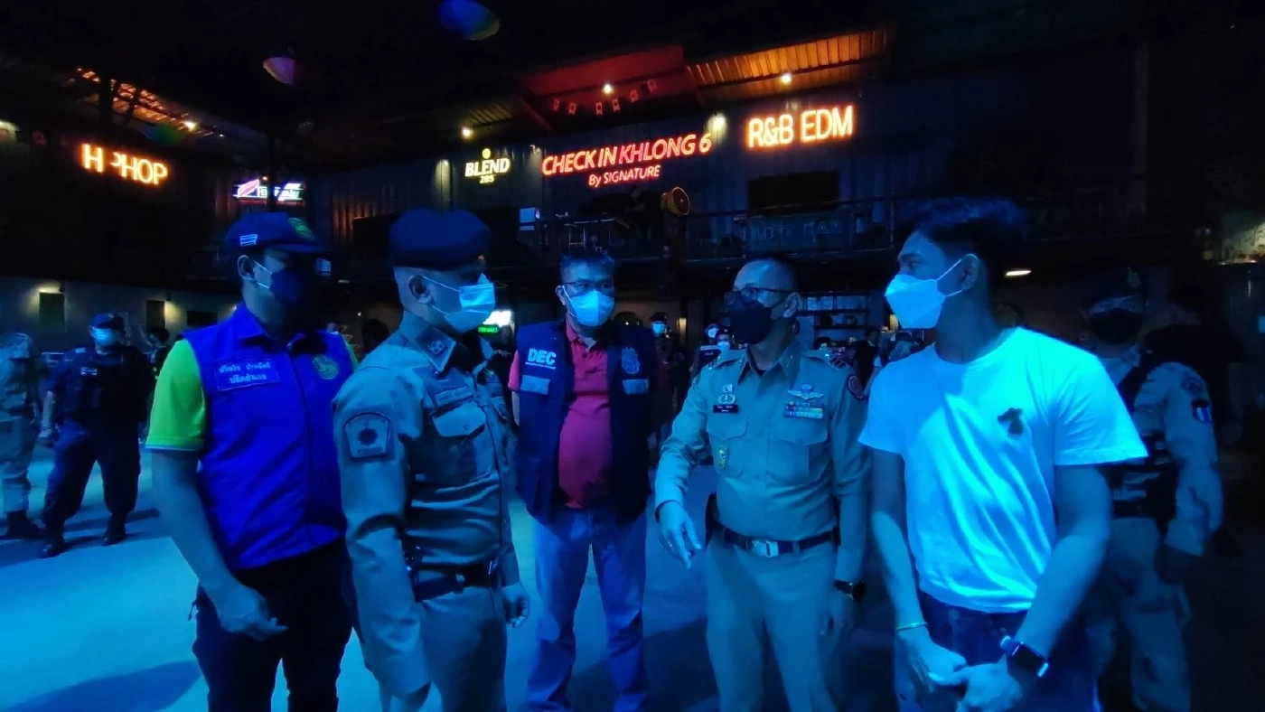 ฝ่ายปกครองร่วมตำรวจ สภ.คลองห้า ตรวจสถานบันเทิง เข้มงวดช่วงลอยกระทง