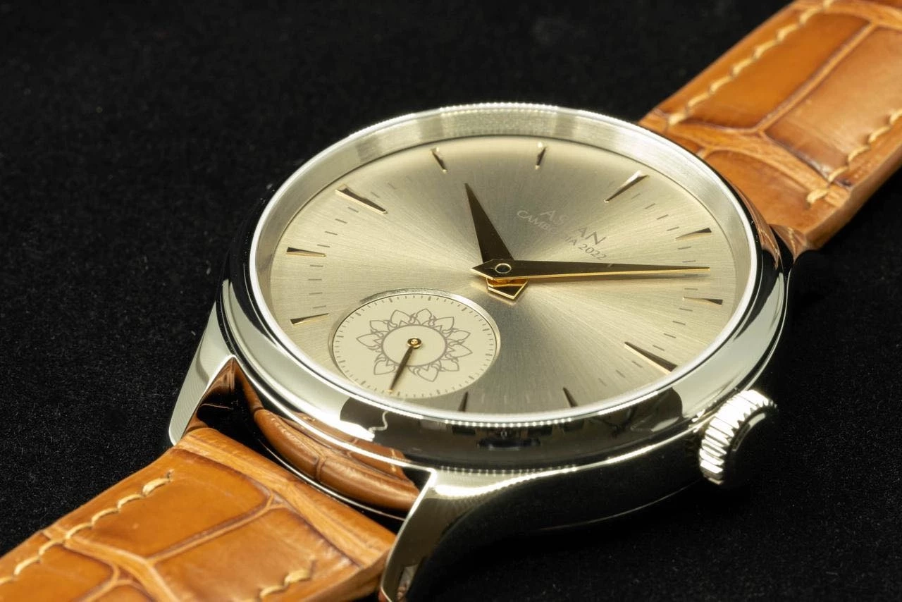 'ฮุน เซน' ใส่นาฬิกาที่กัมพูชาผลิตเองประชุมอาเซียน