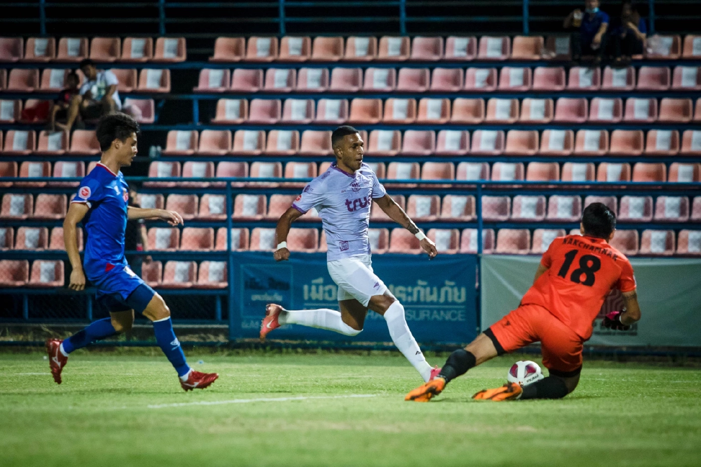 แบงค็อกบุกเฉือนคัสตอม 1-0 ลิ่ว 16 ทีม รีโว่ คัพ