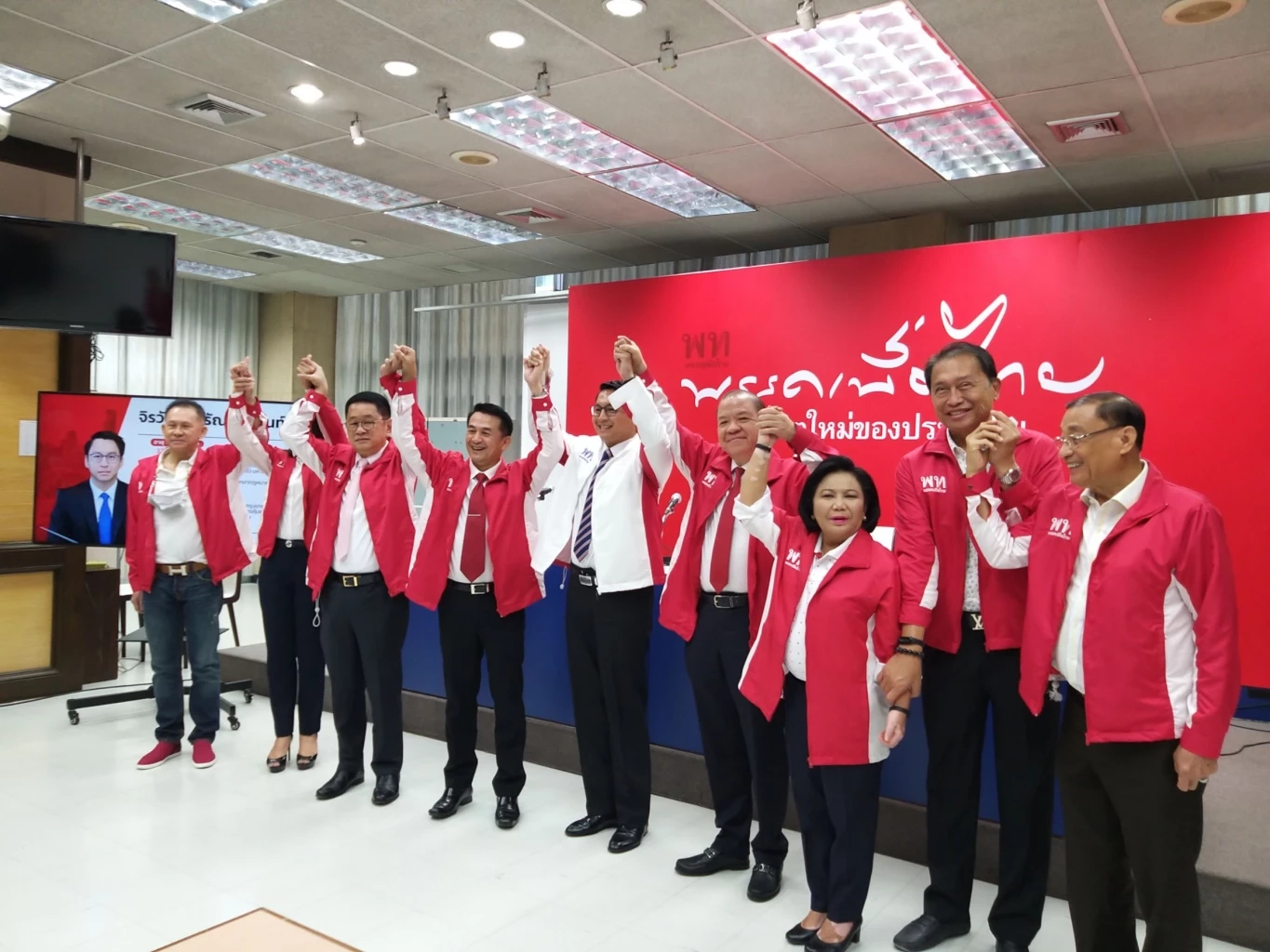 ทนายบิลลี่ หรือนายจิรวัฒน์ อรัณยกานนท์ เข้าสมัครเป็นสมาชิก พรรคเพื่อไทย หลังลาออกจาก พรรคก้าวไกล