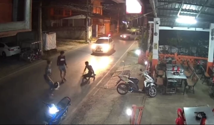 2 หนุ่มโคราช เมาเรื้อน คลั่งทุบรถชาวบ้านหน้าร้านหมูกระทะแล้ว (มีคลิป)