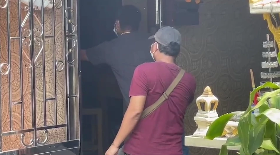 เจ้าหน้าที่ตำรวจเข้าตรวจสอบบ้านที่อ้างว่าเป็นบ่อน