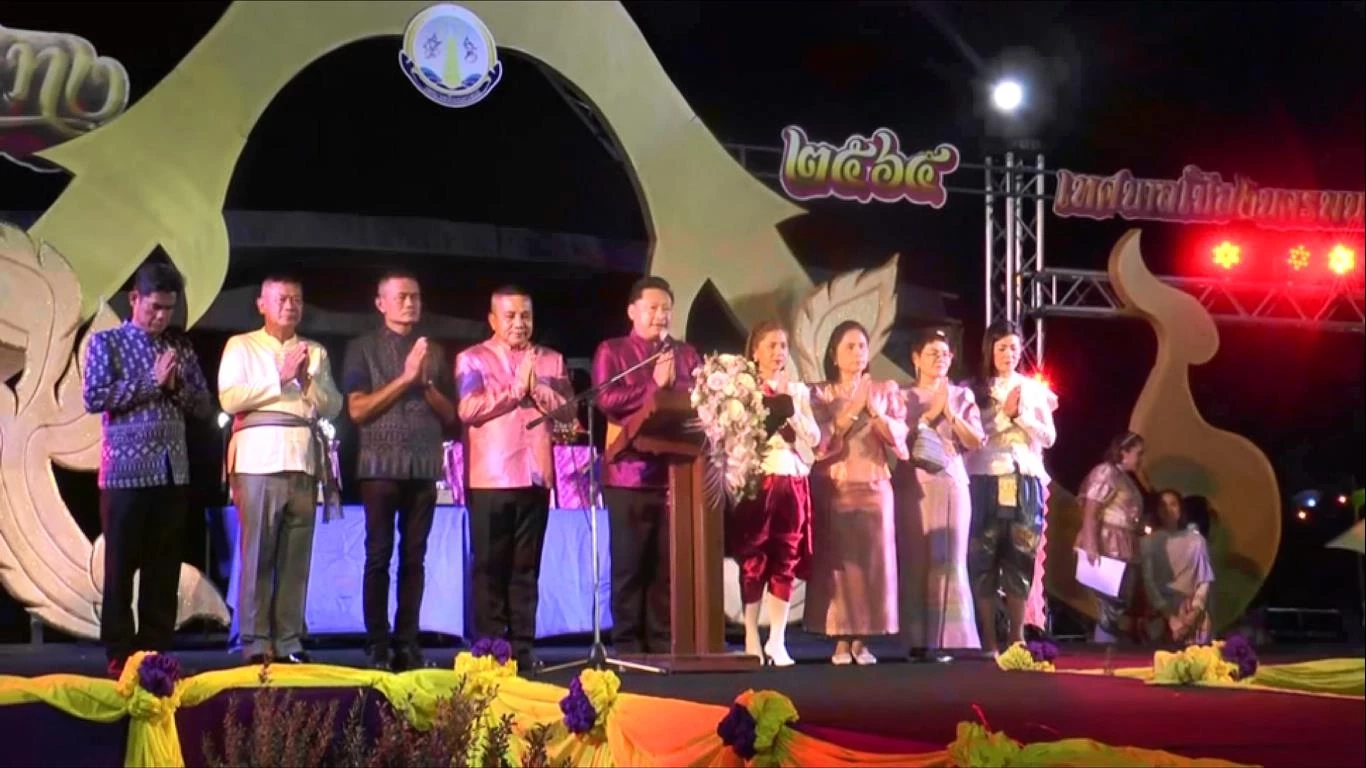 ด่วน! พลุไฟระเบิดกลางงานลอยกระทง ริมโขงนครพนม เจ็บนับสิบราย (มีคลิป)