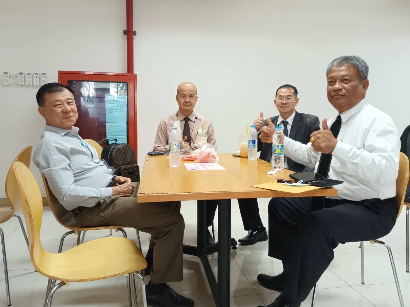 "วัชระ"ยื่นหลักฐานมัด"สรศักดิ์-ชัชวาล"ปมไม่ส่งเอกสารก่อสร้างรัฐสภาใหม่