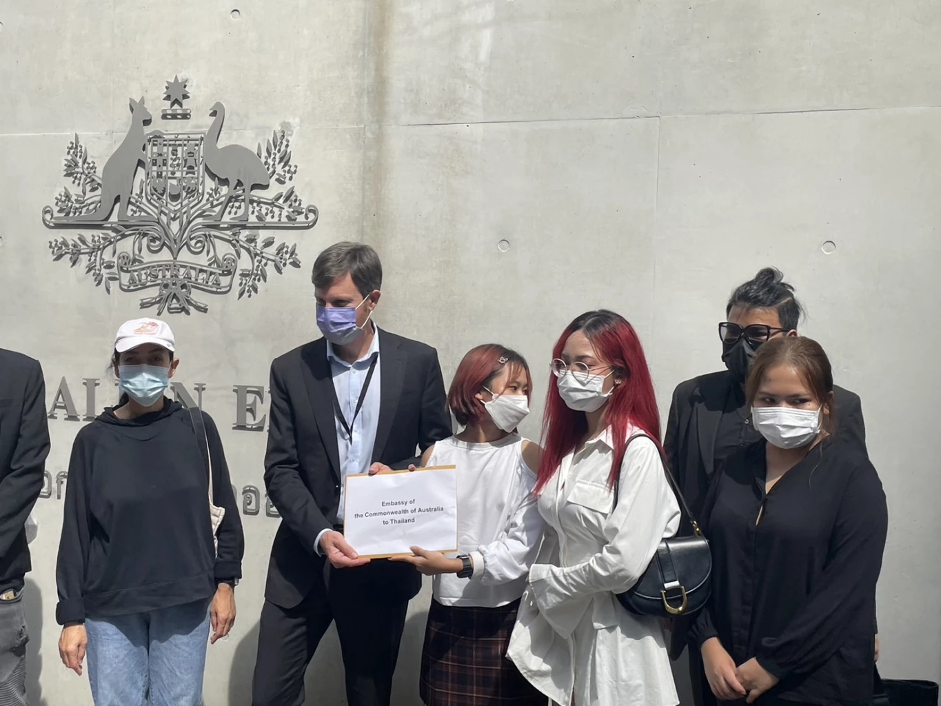 กลุ่มราษฎร63 พร้อมแนวร่วม13เครือข่าย นำโดย สมยศ พฤกษาเกษมสุข เดินสายยื่นหนังสือถึง 5 สถานทูต เพื่อแสดงจุดยืนต่อการประชุมเอเปค2022