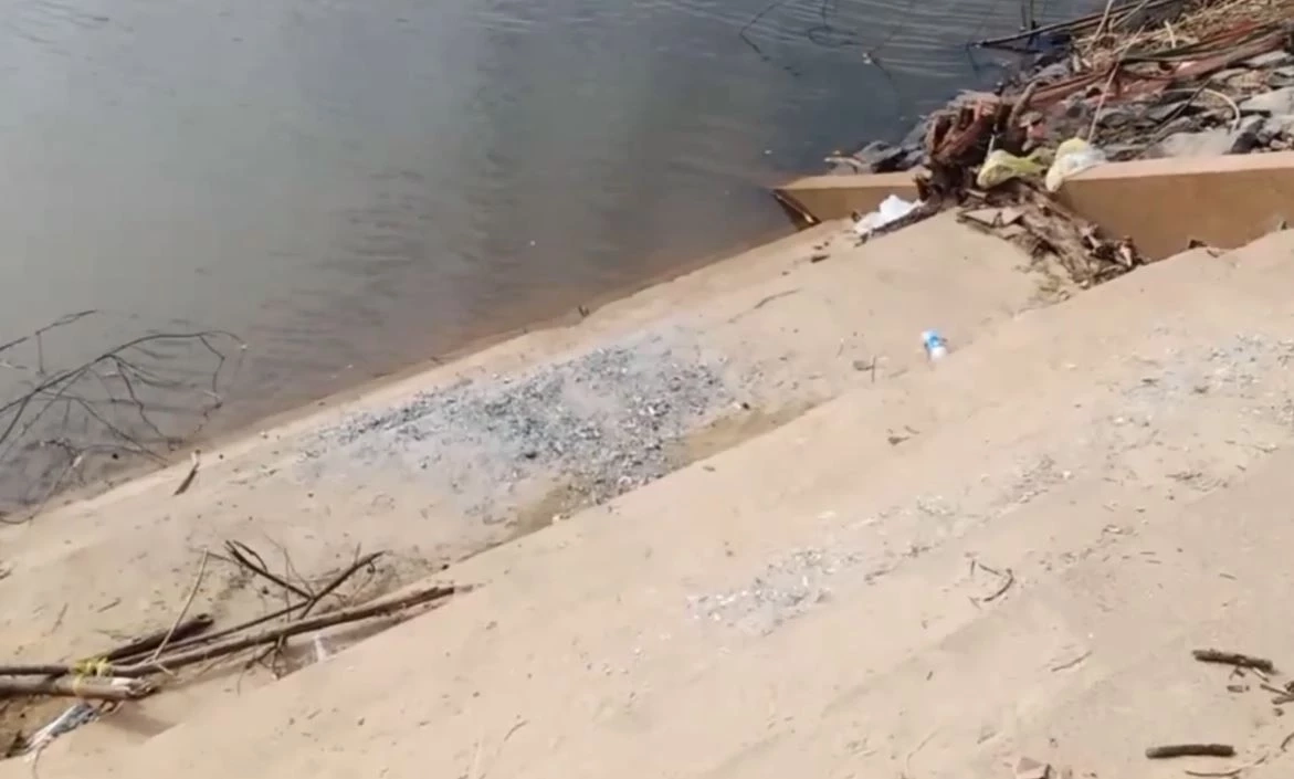 ชาวบ้านผวา! เจอเถ้ากระดูกคนตาย ถูกทิ้งเกลื่อนท่าน้ำ