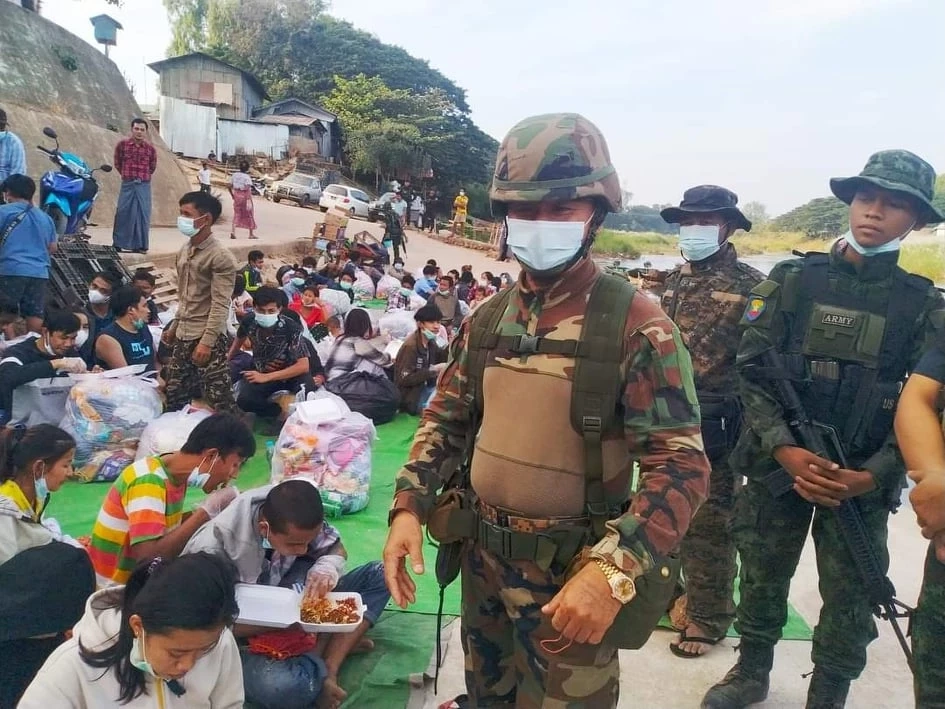 แฟ้มภาพ  -ผลกระทบจากการสู้รบในเมียนมา ส่งผลให้มีผู้ลี้ภัยทะลักหนีการสู้รบเข้าเขตชายแดนไทย ที่อ.แม่สอด จ.ตาก 