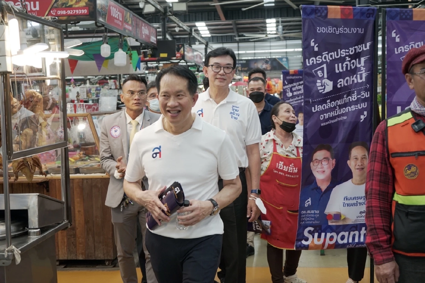 "ไทยสร้างไทย" ลุยตลาดยิ่งเจริญ รับฟังปัญหาชาวตลาด ผลักดันรถสาธารณะEV