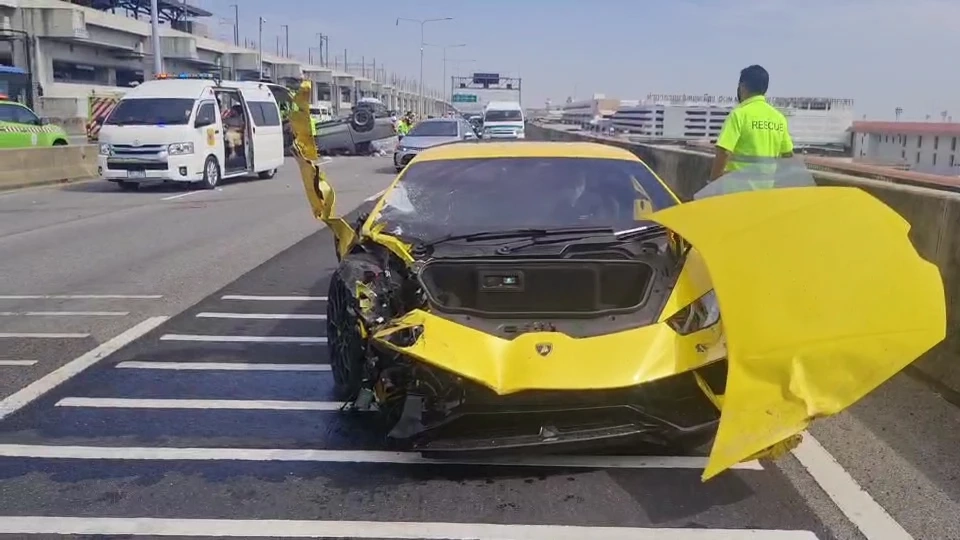 ระทึก หนุ่มขับ"แลมโบกินี" พุ่งชนรถคู่กรณี-เสาไฟขาด เจ็บ 5 ราย (มีคลิป)