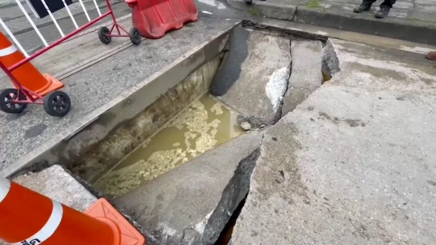 ถนนแจ้งวัฒนะ ยุบตัวเป็นบ่อลึก รถติดหนักแต่เช้า (มีคลิป)