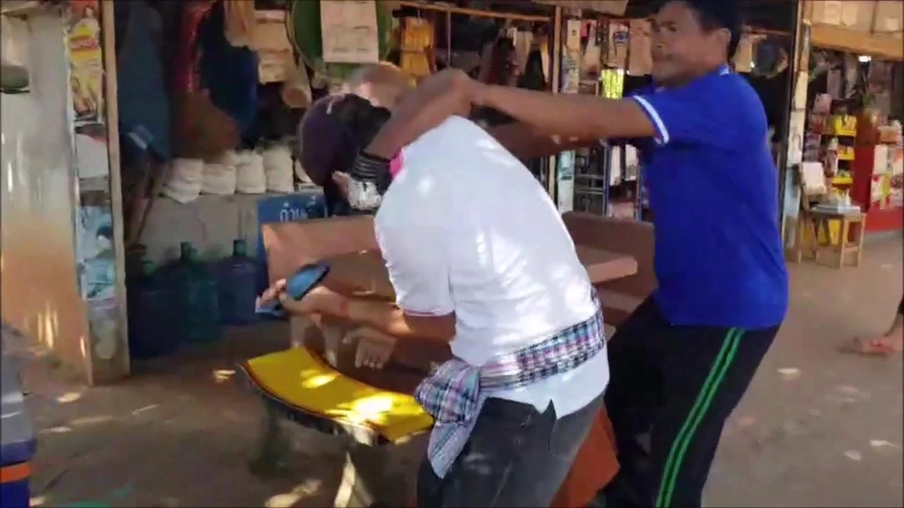 ถอดสบงแล้วทรงพลัง! หลวงตาเมาพญานาคท้าต่อยชาวบ้าน-นักข่าว