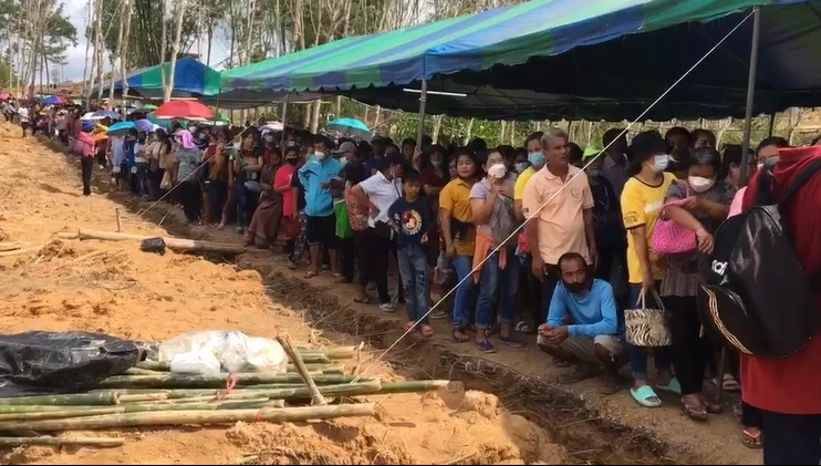 ปชช.นับพันกลับมาแห่คิวซื้อน้ำเหล็กไหลควนเคี่ยม เชื่อรักษาได้สารพัดโรค