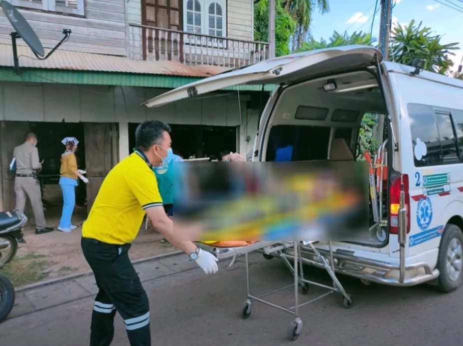 หนุ่มใหญ่เลือดขึ้นหน้า เมียพาชายชู้มาหยามถึงบ้าน คว้ามีดฟันยับ (มีคลิป)