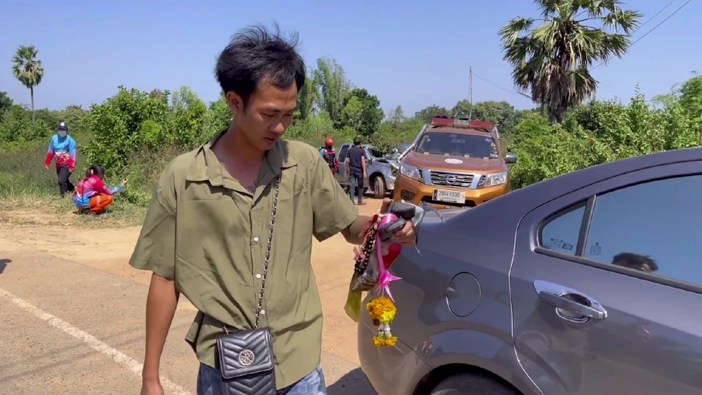 รอดปาฏิหาริย์ หนุ่มยโสธรหลับใน ขับกระบะแหกโค้ง พุ่งตกคลองจมมิดคัน (คลิป)