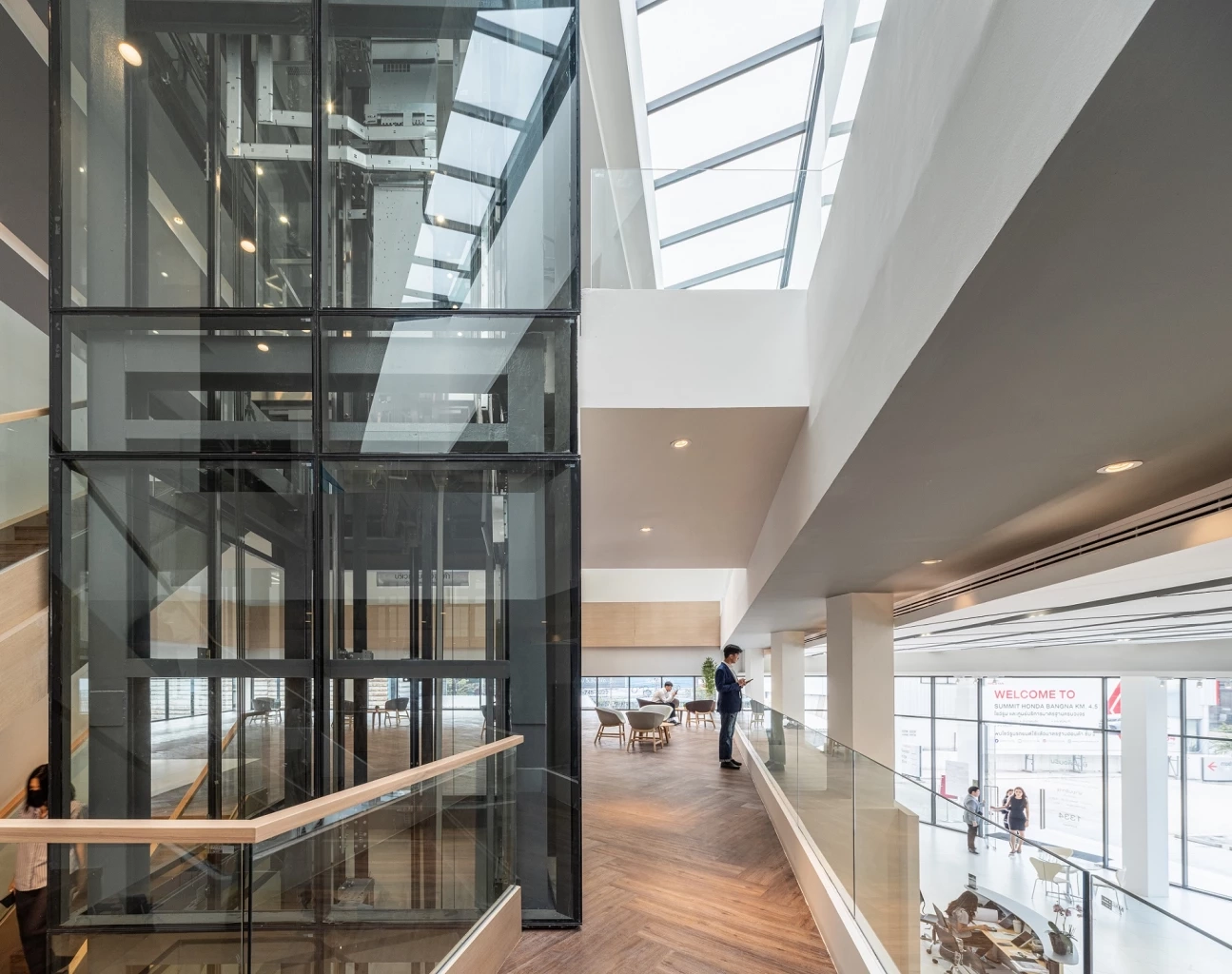 แฟลกชิปโชว์รูมรถยนต์ ‘ซัมมิท ฮอนด้า ออโตโมบิล’