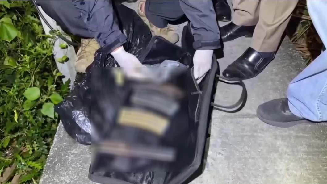 ตำรวจตามยึดของกลางที่ใช้ก่อเหตุ