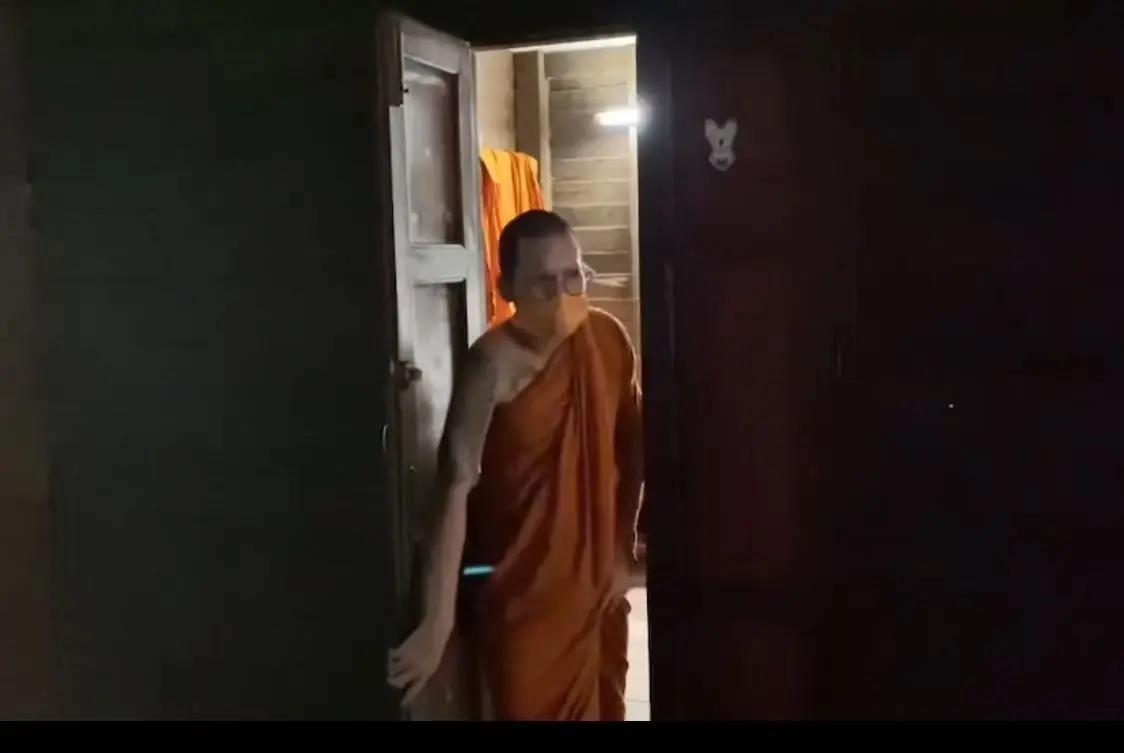 คลิปชวนขนหัวลุก! หลวงพี่โพสต์ติ๊กต็อก ประตูกุฏิปิด-เปิด เองได้