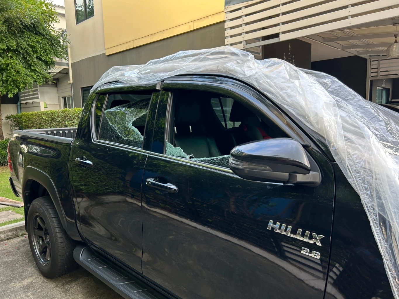 รุนแรงไปไหม? หนุ่มจอดรถจุดห้ามจอดในหมู่บ้าน โดน 2 วัยรุ่นทุบยับ (มีคลิป)