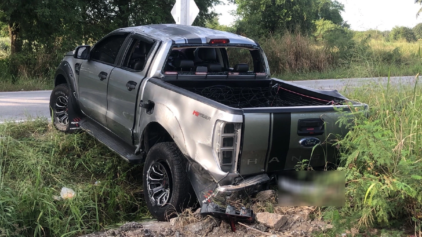 สามีช็อก! กระบะหักหลบเก๋ง พุ่งข้ามเลน ชน จยย. ภรรยา-ลูก ดับ 3 ราย