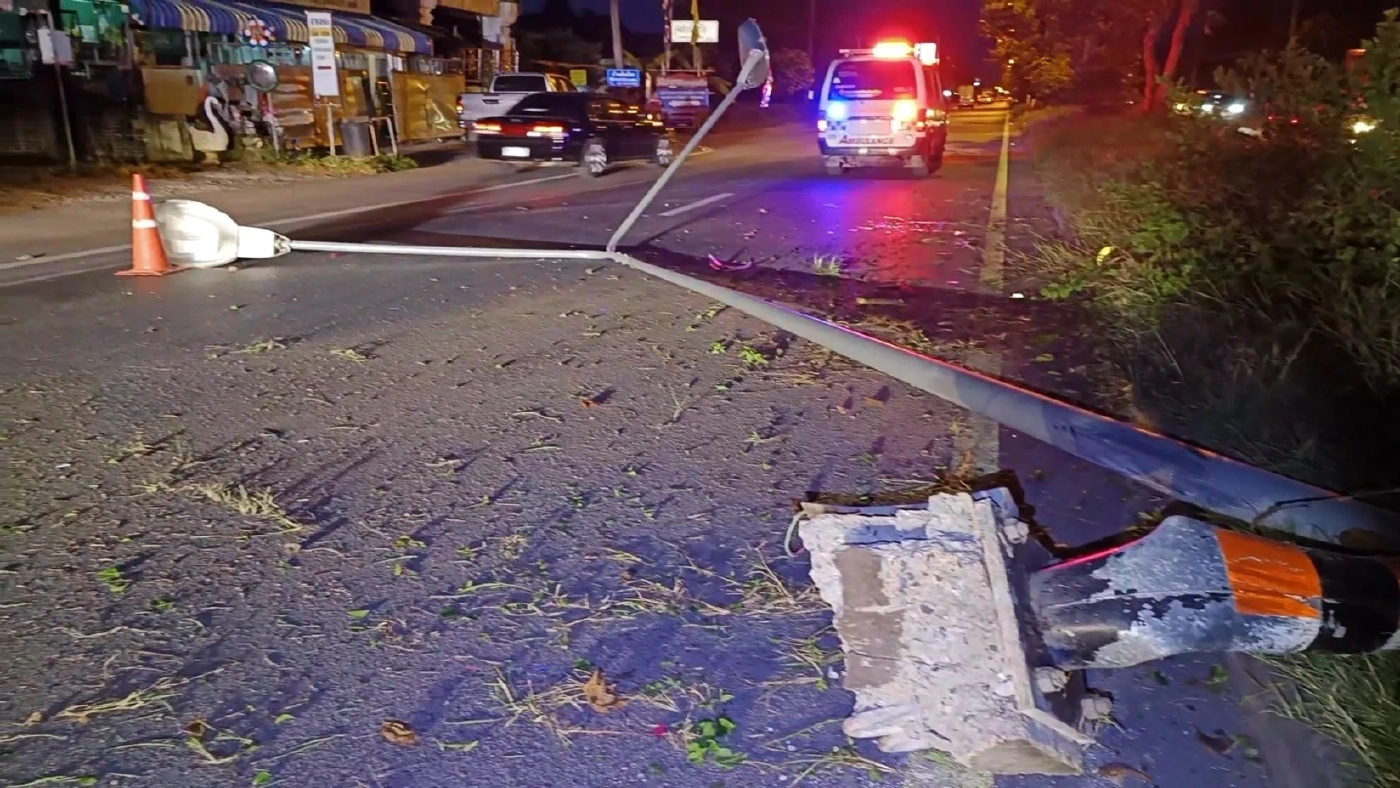 สภาพเสาไฟฟ้า ล้มลงหลังรถกระบะหลังหักหลบสุนัขที่วิ่งตัดหน้าพุ่งชน