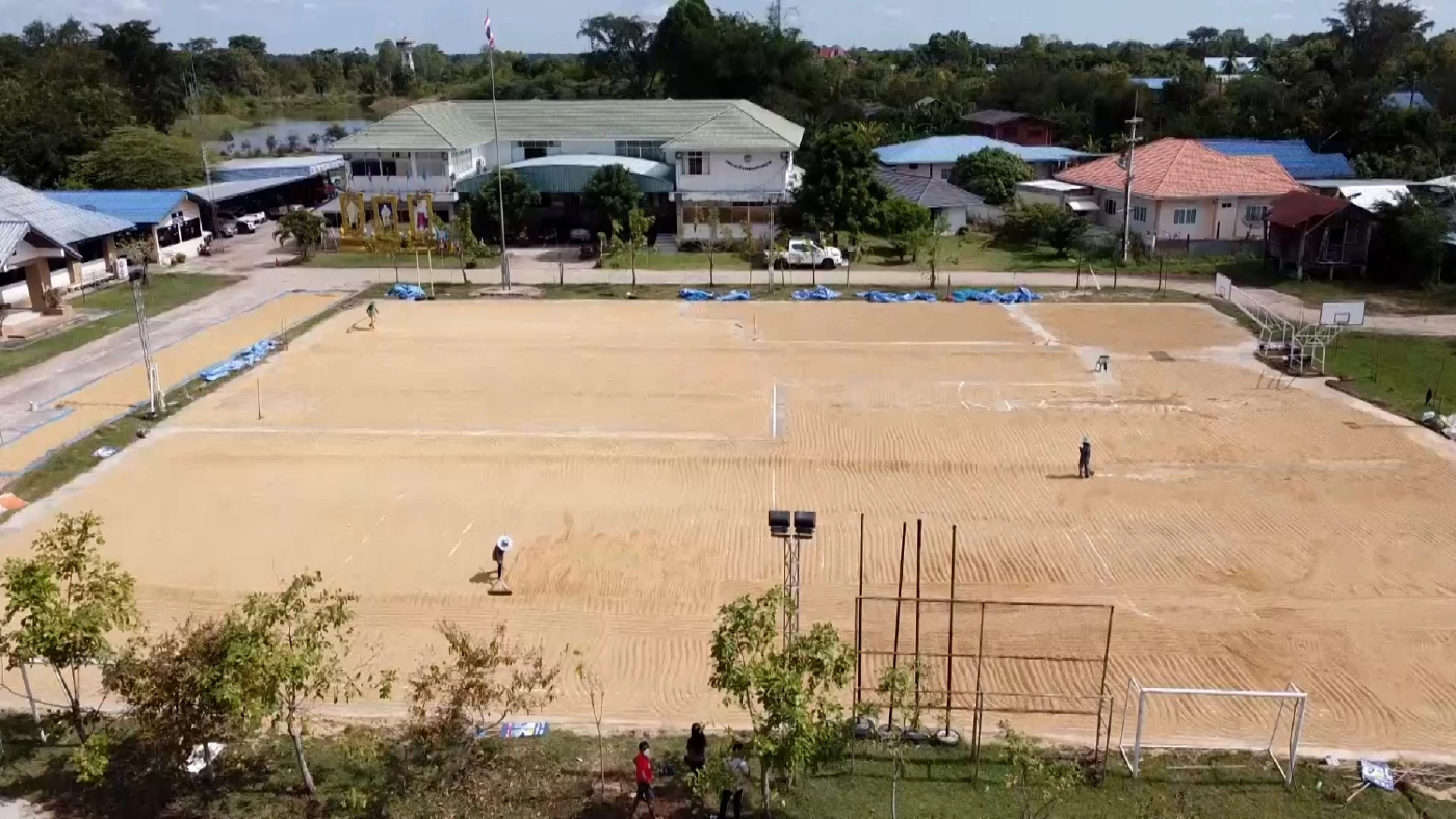 บรรเทาทุกข์ชาวบ้าน เปิดสนามกีฬาให้ตากข้าวฟรี