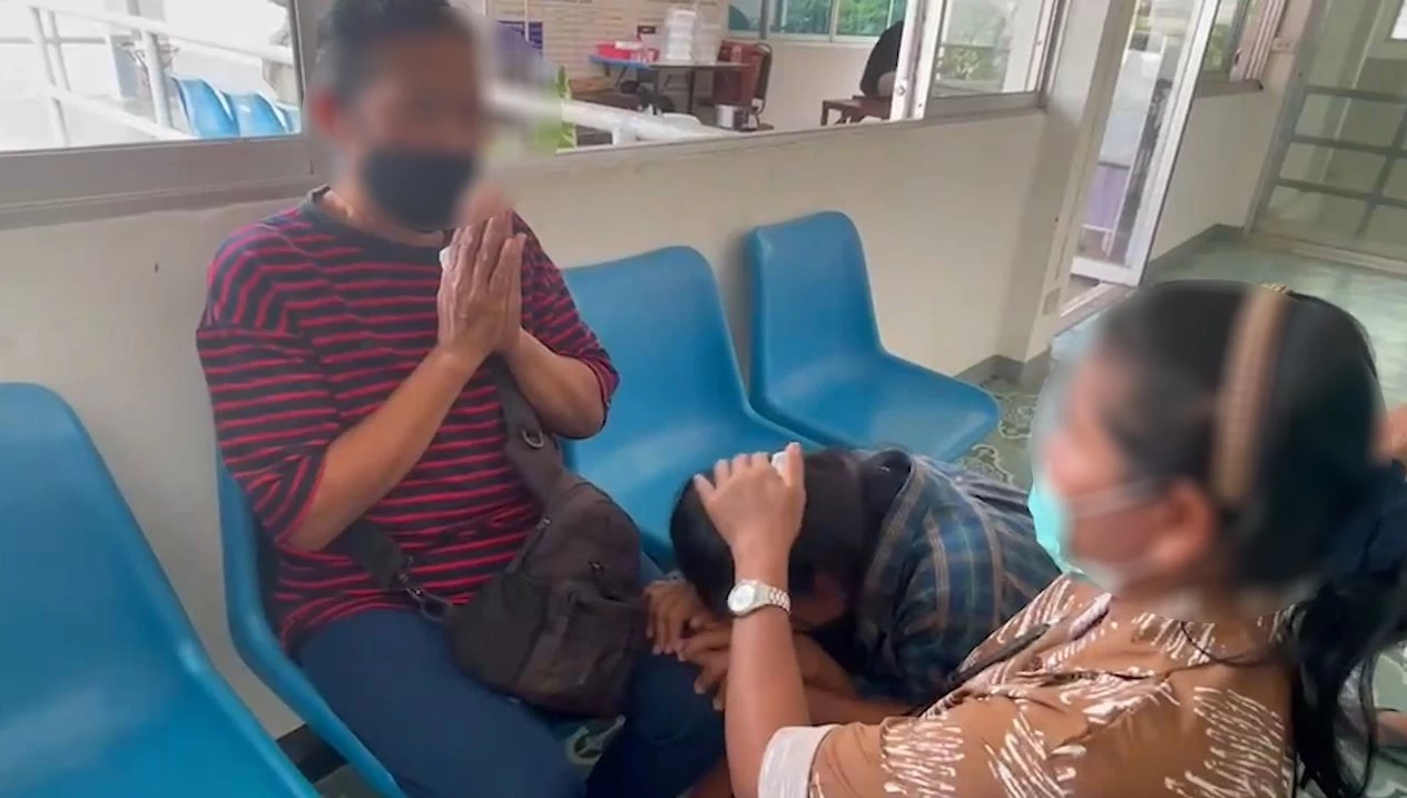 แม่มือยิงทหารเกณฑ์ ร่ำไห้กราบขอโทษแม่คนตาย เผย อยู่ที่บ้านลูกเป็นคนดี