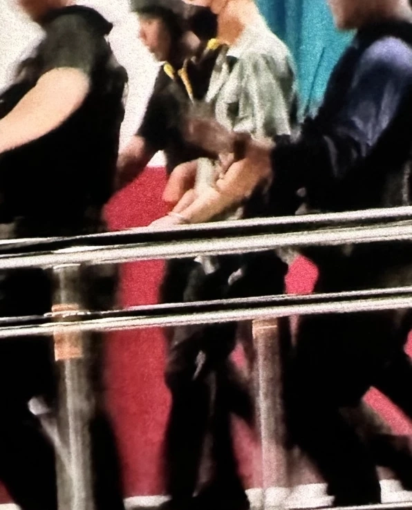 เจ้าหน้าที่ตำรวจ-ทหาร ใช้กฎอัยการศึก เข้าควบคุมตัวผู้ต้องสงสัยยิงปืนใส่ ร.ร.หมิงซิน คืนวานนี้(27 พ.ย.)