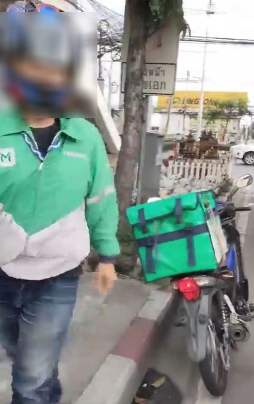 ไรเดอร์หัวร้อน! ปรี่ชกสาวหล่อ ฉุนคู่กรณีเบรกกะทันหัน ทำชนท้าย