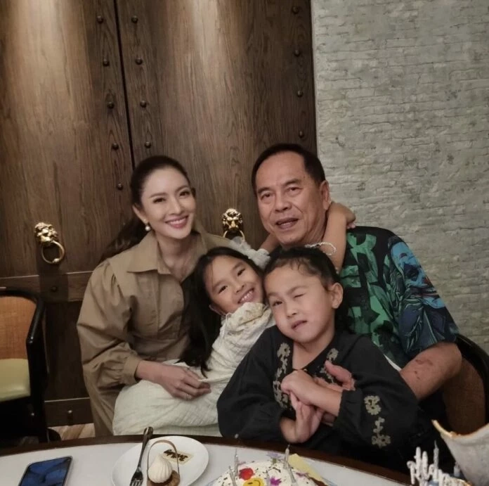 คุณปู่ไพวงษ์ - แอฟ-ทักษอร ภักดิ์สุขเจริญ กับลูกสาวน้องปีใหม่ 