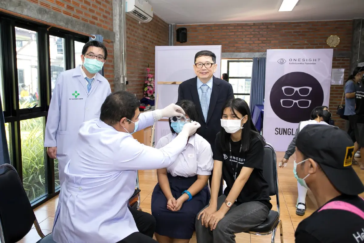 แว่นท็อปเจริญ ร่วมกับ มูลนิธิ ONESIGHT EssilorLuxottica ก่อตั้งคลินิกจักษุแม่ตาว เพื่อมอบแว่นตาและบริการด้านสายตาที่เข้าถึงแก่ผู้ยากไร้