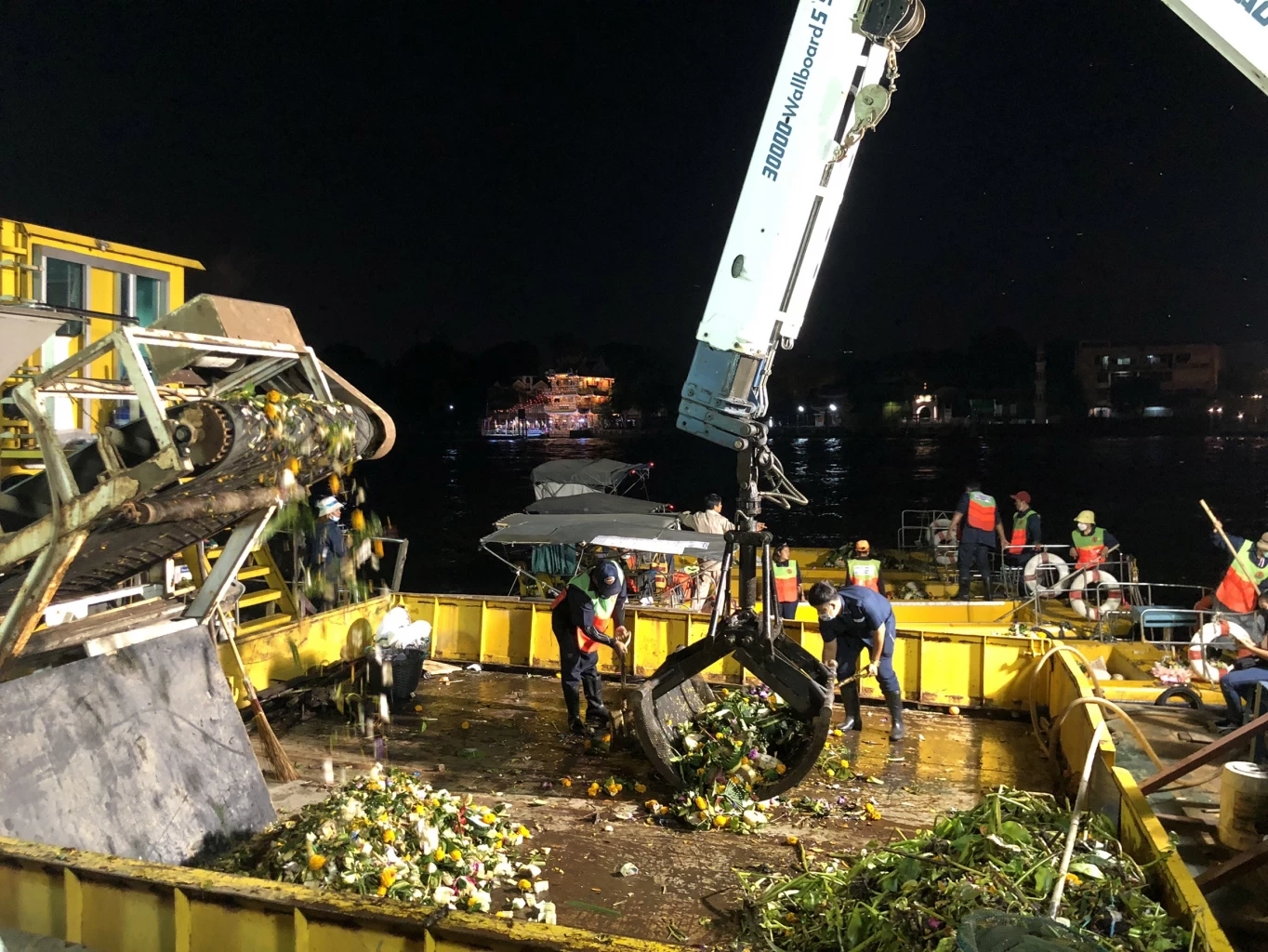 กทม. ลุยเก็บกระทงแม่น้ำเจ้าพระยา คาดเสร็จตี 5