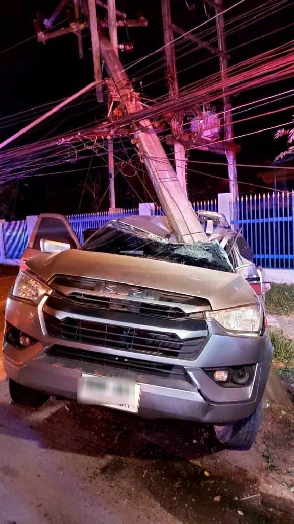 ตำรวจขับรถหลวงกลับจากส่งผู้ต้องหา เสียหลักชนเสาไฟฟ้าอาการหนัก