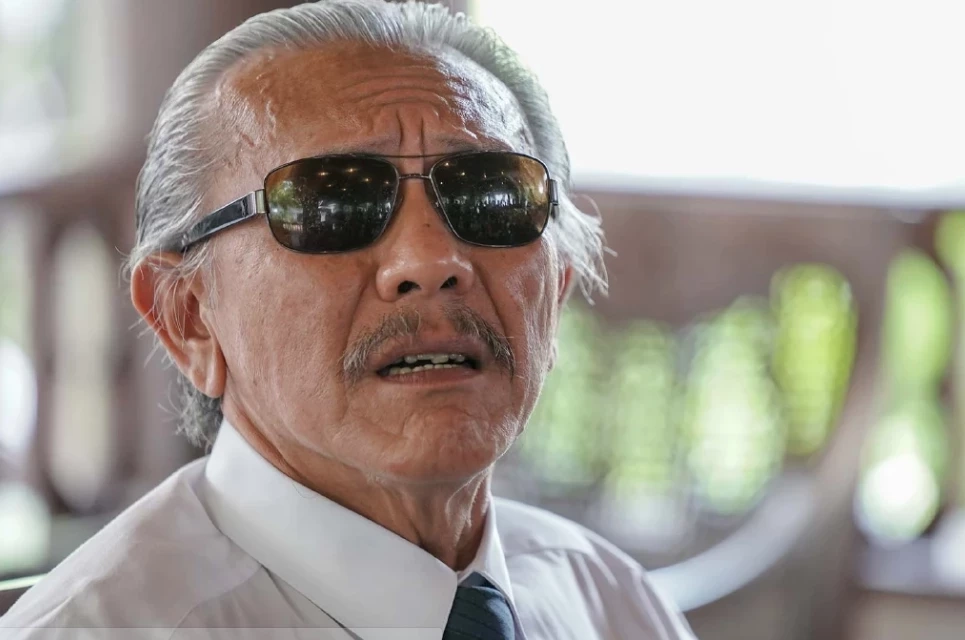 ชูวิทย์  กมลวิศิษฎ์  หอบข้อมูลหลักฐานเกี่ยวกับความสัมพันธ์ ธุรกิจจีนสีเทากับนักการเมืองให้สภาตรวจสอบ 