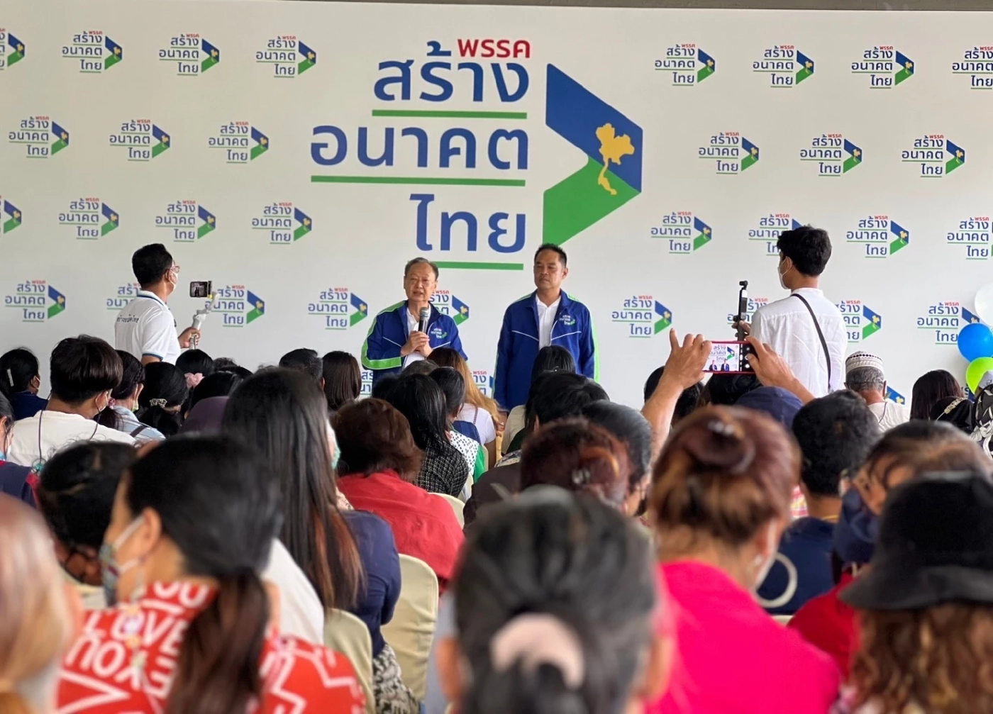 "สนธิรัตน์"โพสต์ชวนร่วมสร้างอนาคต ย้ำแก้ปัญหาเศรษฐกิจปากท้องสำคัญ