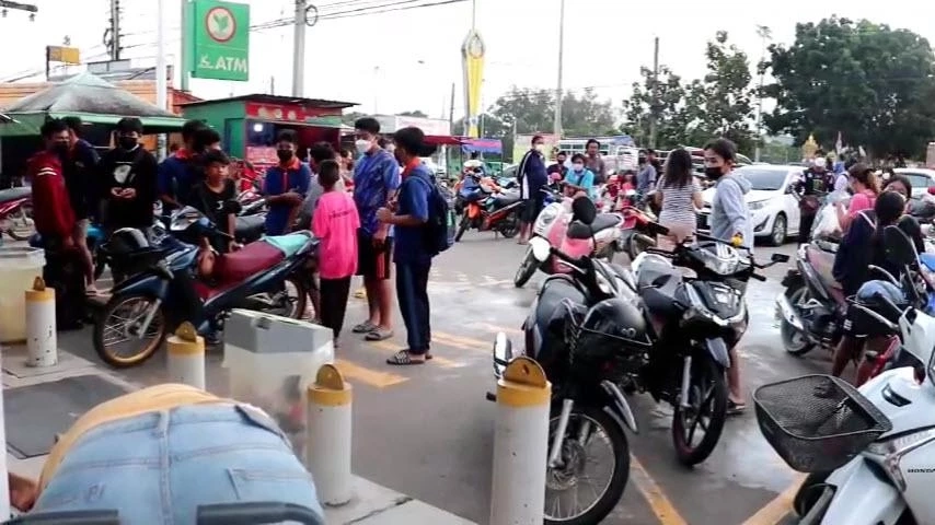 สาวสองคลั่ง! บุกอาละวาดร้านสะดวกซื้อ ไม้ฟาดหัวพนักงานจนปูด