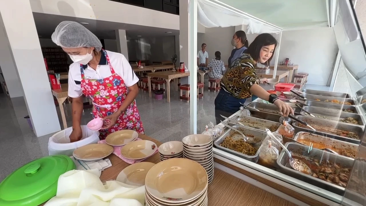 เจ้าของจิวเวลรี่ เปิดร้านข้าวแกง 10 บาท ช่วยชาวบ้านอิ่มท้องราคาถูก