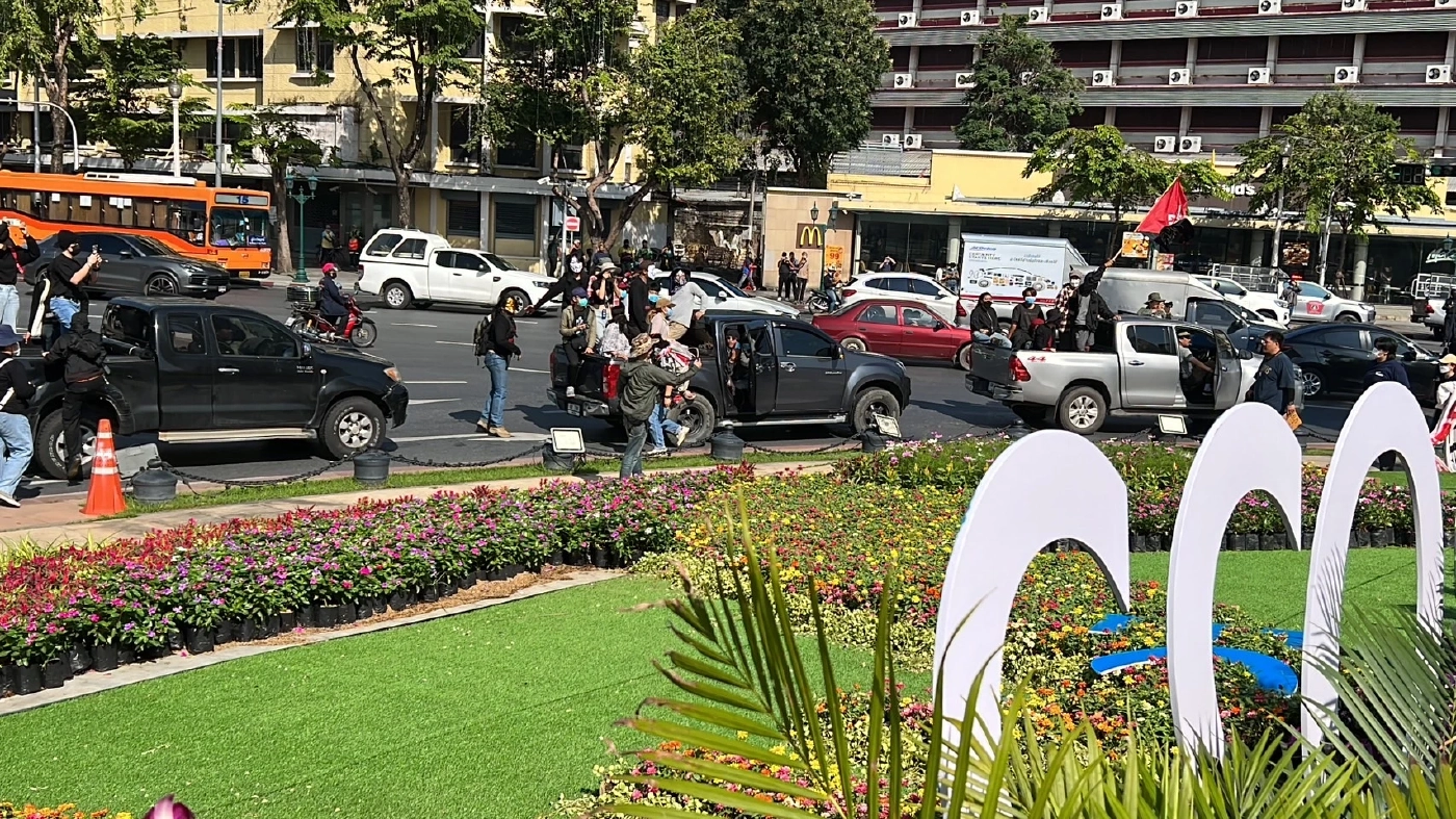 อนุสาวรีย์ ปชต. วุ่น! คฝ.ยึดป้ายผ้าม็อบต้านเอเปค ตะโกน "จับเลย จับเลย" (คลิป)