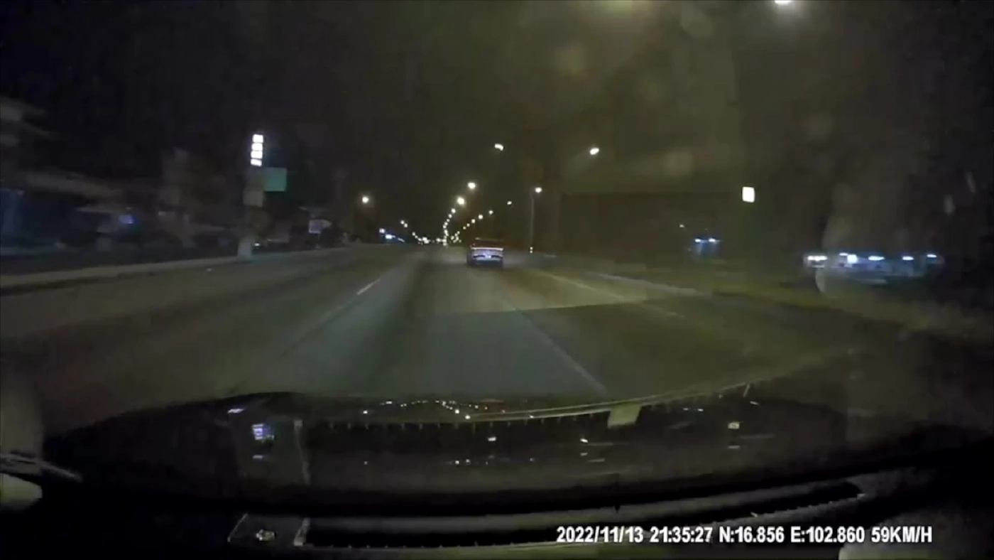 เปิดคลิป วินาทีเฉียดตาย รถยนต์ไฟฟ้าพุ่งชนแท่นแบริเออร์กลางถนน