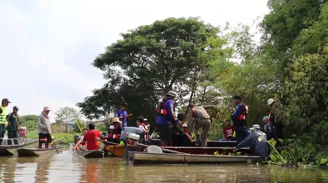 พบแล้ว ร่าง 2 แม่ลูกพายเรือไปซื้อของแล้วเรือล่มในคลอง จมหาย 24 ชั่วโมง