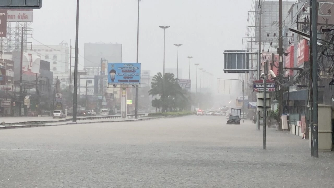 เตือน "ฝนตกหนักถึงหนักมาก" เช็กด่วน พื้นที่ไหนกันบ้างที่ต้องเตรียมรับมือ 