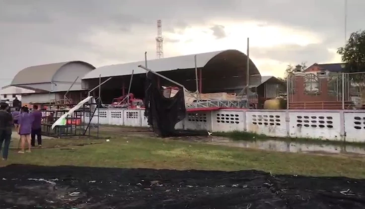 ระทึก! พายุถล่ม รร. ลมหอบหลังคาอัฒจันทร์ปลิวว่อน ครู - นร. หนีตายกันอลหม่าน