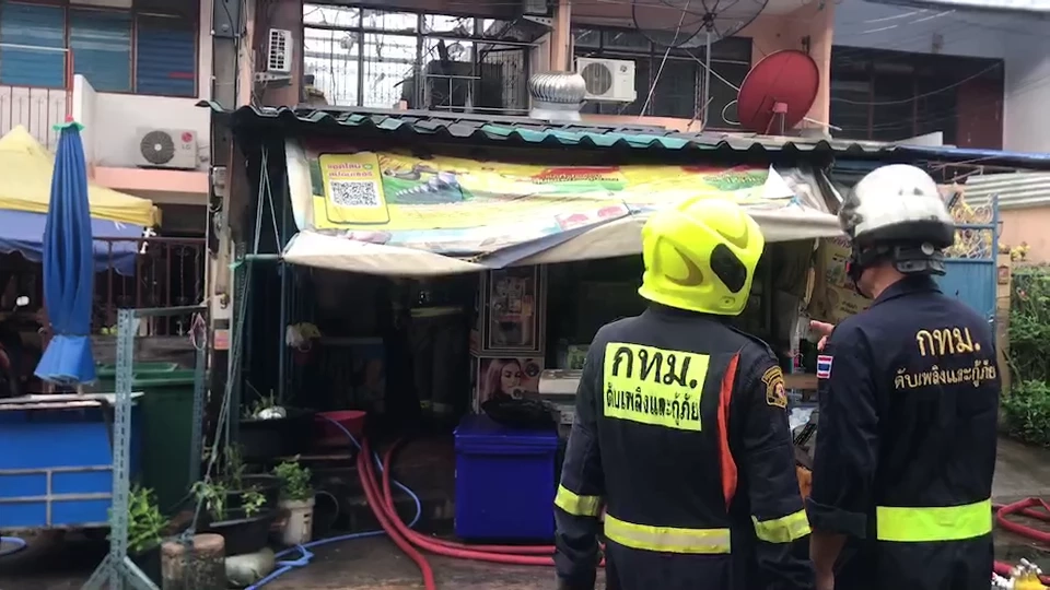 ระทึก! ไฟไหม้ร้านของชำ ซ.เอกชัย 58 ลุกลาม 3 หลัง ควบคุมเพลิงได้แล้ว (มีคลิป)