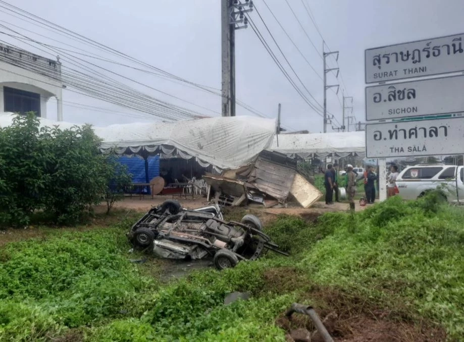 ฝนตกถนนลื่น! กระบะตู้ทึบเสียหลักชนเต็นท์งานศพ พลิกคว่ำตกคูน้ำ ดับ 2 ราย