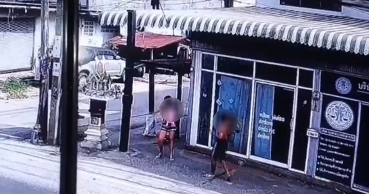 พ่อเลี้ยงโหดและแม่ ขณะพาลูกที่หมดสติไปหาหมอ