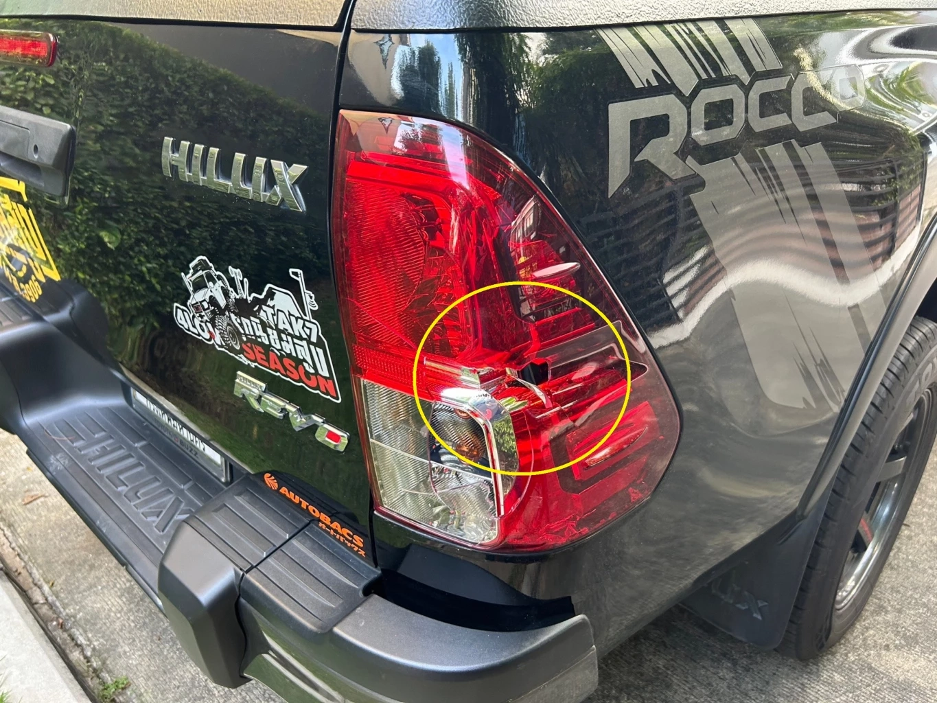 รุนแรงไปไหม? หนุ่มจอดรถจุดห้ามจอดในหมู่บ้าน โดน 2 วัยรุ่นทุบยับ (มีคลิป)