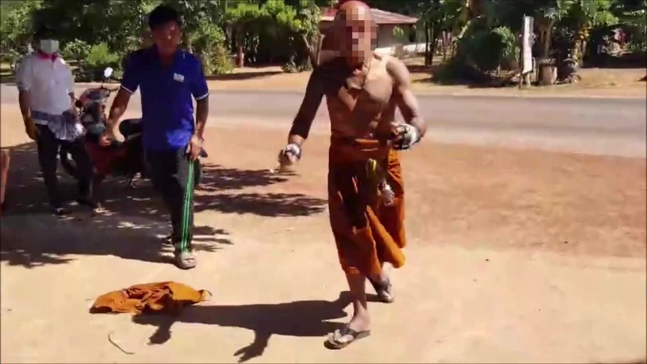 ถอดสบงแล้วทรงพลัง! หลวงตาเมาพญานาคท้าต่อยชาวบ้าน-นักข่าว