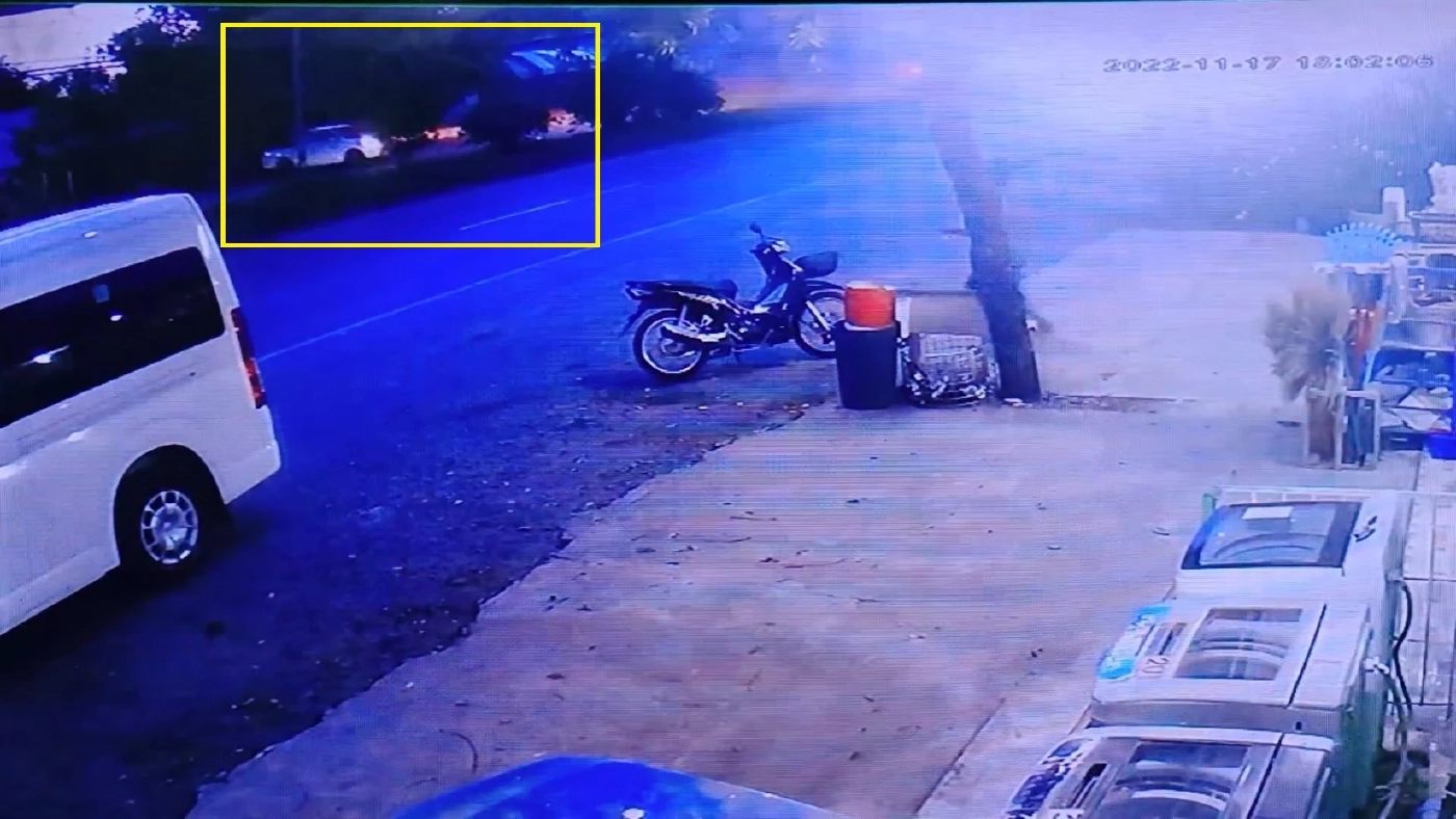 กระบะ หักหลบสุนัข หมุนปีนเกาะกลางถนนชนเสาไฟฟ้า