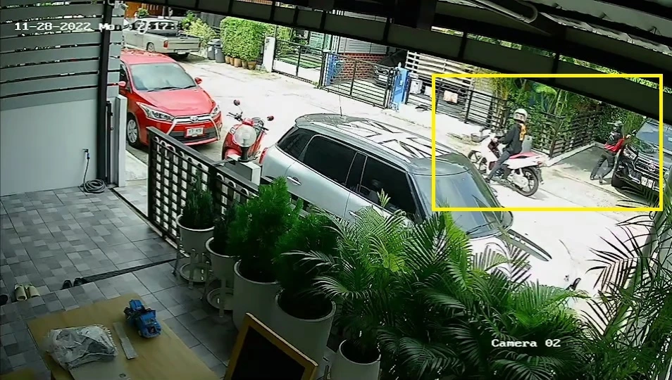 รุนแรงไปไหม? หนุ่มจอดรถจุดห้ามจอดในหมู่บ้าน โดน 2 วัยรุ่นทุบยับ (มีคลิป)